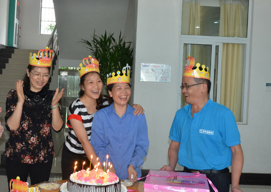 快乐的4月生日会(何洲).jpg