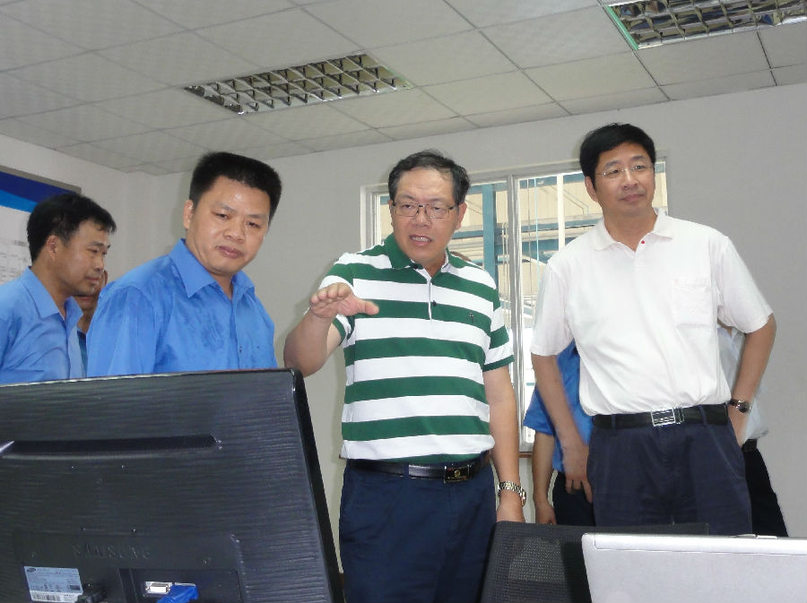 中间位陈副主席,右边周家斌市长aa.jpg