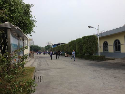 调整大小 环保安全事故应急演练--班组成员迅速到各应急堵漏点抢险.jpg