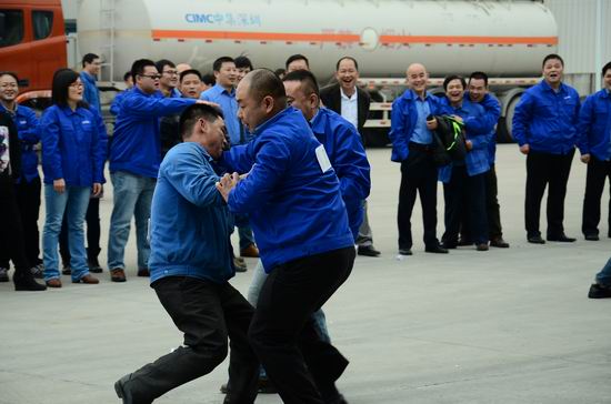 撕名牌游戏1.JPG